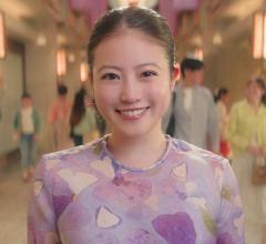 今田美桜“総勢90名と共演”の新CM、撮影終了時にはかわいらしいガッツポーズも