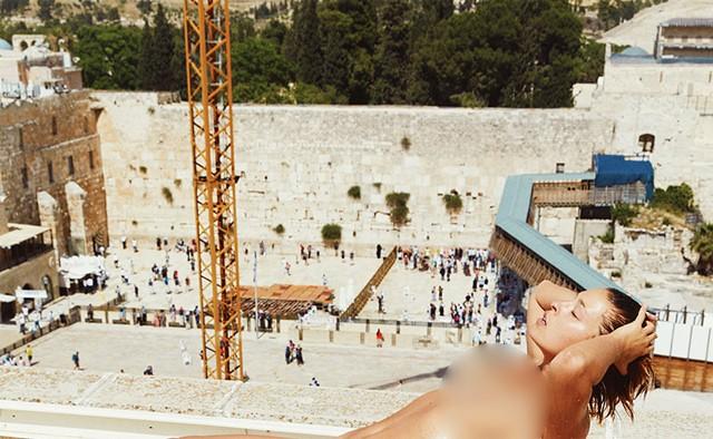ﾍﾞﾙｷﾞｰの美人ﾓﾃﾞﾙ ﾕﾀﾞﾔ教の聖地をﾊﾞｯｸに全裸写真を撮影