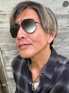 木村拓哉、身体のメンテナンスにGO！攻め攻めなRay-Banのサングラスが爆イケ