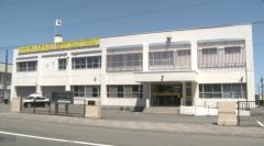 赤信号無視でパトカーから逃走→交差点で曲がり切れず縁石に衝突→男(27)の呼気からアルコール検出→男を酒気帯び運転の現行犯で逮捕〈北海道・枝幸町〉