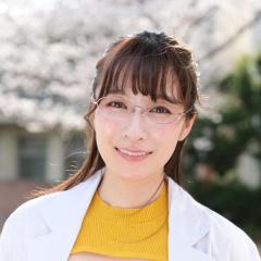 母性あふれるふんわりボディー紺野栞、白衣姿からは美谷間チラり