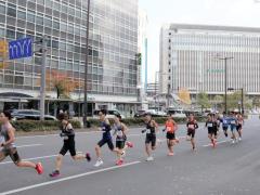 大会車両が選手をはねる 福岡国際マラソン、骨折しながらもゴールのイメージ画像