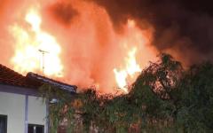 【速報】城崎温泉の老舗旅館で火事 建物はほぼ全焼‥宿泊客約40人は避難 旅館従業員の70代男性ケガ 周囲の土産物店など少なくとも4棟に延焼 兵庫・豊岡市のイメージ画像