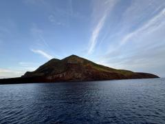 海から見た横当島のイメージ画像