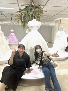 指原莉乃、卒業衣装と共にパシャリ！「AKB48大衣装展」を訪れ「キュンとします」