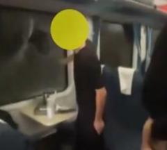 【あ然】「英雄!英雄!」列車衝突で閉じ込められた乗客がハンマーで窓ガラス叩き割る 気温38度で冷房停止…車内は上半身裸の男性であふれ返る 中国