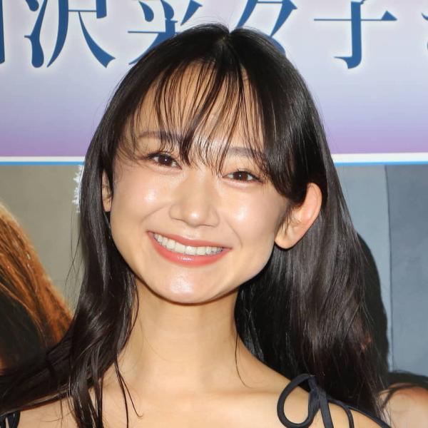 相沢菜々子、セクシー水着で魅せる2026年版カレンダー！「足の長いお姉さんとして生きていきたい」