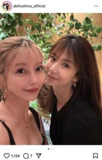 ほしのあき、住谷杏奈と背中見せ＆腰見せワンピコーデを披露に「相変わらず美しい」「可愛いツーショット」