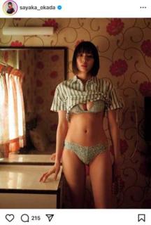 岡田紗佳、シャツをまくり“役満ボディ”開放！レトロなランジェリー姿にファン悩殺「美の暴力」のイメージ画像