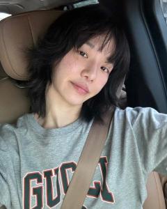 「イカゲーム」出演女優、ビキニ姿で砂遊び「スタイル良すぎ」「無邪気で可愛い」と反響