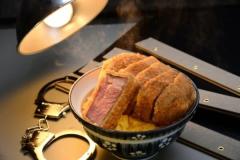 「取り調べかつ丼」が体験できる店木更津に80日間限定でオープン