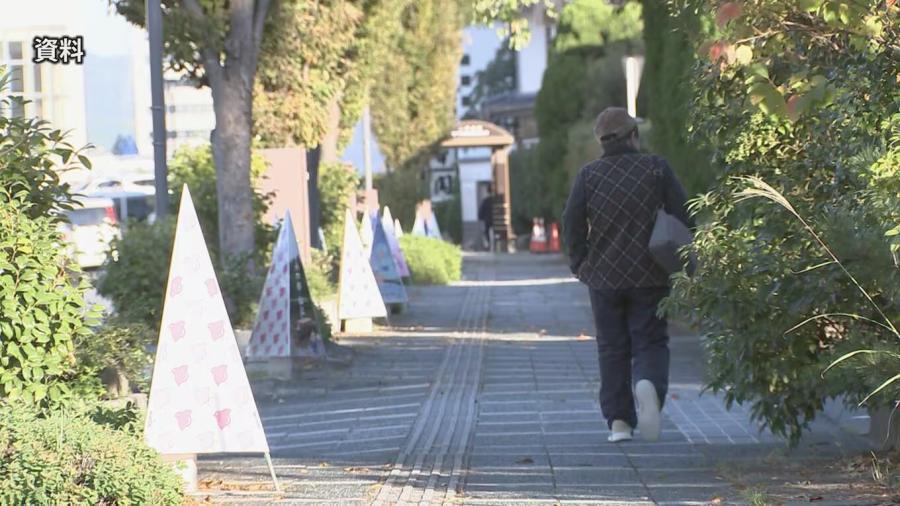 65歳以上の高齢者の4割「収入を伴う仕事をしたい」 “経済的な面で暮らしに困っている”と回答した人の割合が他国と比べ高い結果に 高齢社会白書