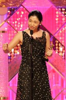 安藤サクラ、最優秀主演女優賞に輝く 10年ぶりW受賞の快挙で言葉詰まらせ感謝「ゴジラの牙を抜いたけど…」＜第47回日本アカデミー賞＞
