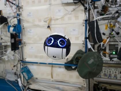 ﾊﾛそっくり！ISSで宇宙飛行士ｱｼｽﾄ かわいいﾄﾞﾛｰﾝ JAXA公開