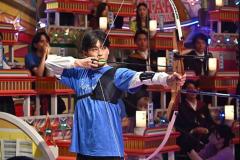 高橋文哉、的を見つめる真剣な表情が凛々しい！「オールスター大感謝祭」”プレッシャーアーチェリー”見事優勝