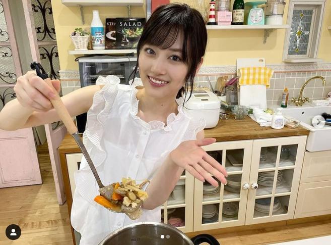 乃木坂46・山下美月、花束抱えた純白ウエディングドレス姿。はにかむ笑顔が可愛すぎる！
