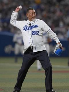 清原和博氏 １１年ぶり始球式は５９キロ「感謝の思いを一球に」竜ユニで登場にファン歓声のイメージ画像