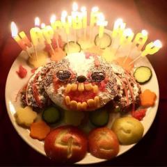 愛犬の誕生日に“狂気のケーキ”を手作りホラーすぎて家族が悲鳴
