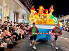 台湾グルメ満載の《城隍神降臨》中型ねぶたが青森に登場！来場者の驚きと歓声響く