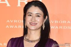 小雪「いつも移動時はノーメイク」熟睡中のすっぴん公開「造形美」「映画の1シーンみたい」の声