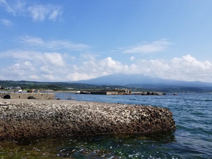 海と雲に隠れた鳥海山のイメージ画像