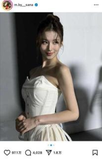 ”美術館に飾って欲しい”TWICE・サナの美デコルテ際立つ純白ドレス姿に称賛の声