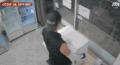 無人店舗で現金の入った自動決済端末機ごと盗んで逃走した男＝韓国