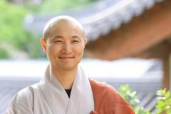 ”結婚してはならない”韓国僧侶、実は「子ども2人の父親」だった…活動自粛へ