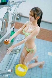 「こんな看板娘がいたら毎日通う！」名取くるみ、水場での“ゴシゴシ掃除”でナイスボディを披露のイメージ画像