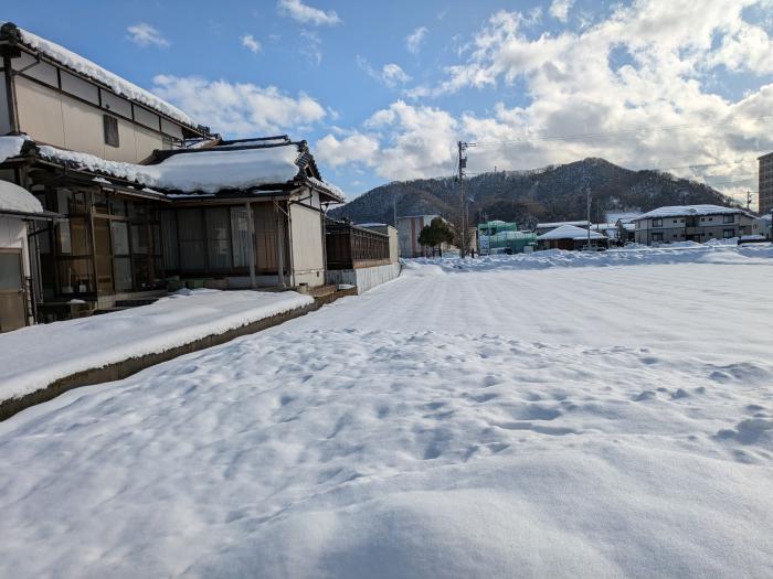 青空と雪化粧した山々のイメージ画像