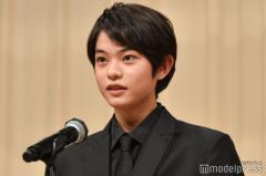 「怪物」で映画初出演の子役、新人賞で“一周回転”緊張のスピーチ 二宮和也「要約すると今後は二宮くんと一緒にやっていきたいということ？」＜第66回ブルーリボン賞＞