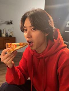 山﨑賢人、大きなお口でピザをもぐもぐ。かっこ可愛いナチュラルな表情でファンを魅了！のイメージ画像