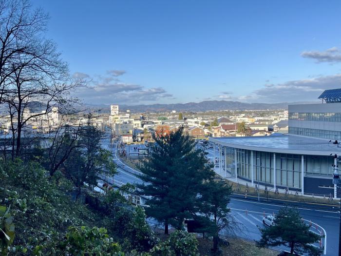 朝の市役所と湯沢の街並みのイメージ画像