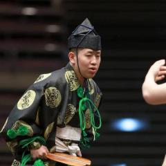 【大相撲】今場所からデビューの18歳行司が土俵下に転落！担架で退場のイメージ画像