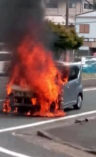 「ボンネットから煙が・・・」走行中の軽乗用車から出火 一時激しく炎上 運転していた女性が手にやけどのイメージ画像