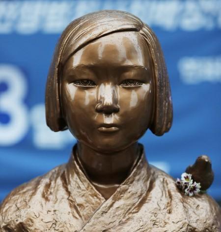 設置10年となった日本大使館前の「少女像」、日本政府「引き続き、撤去要求」