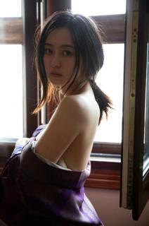 逢沢りな、大胆露出でポージング・ランジェリー姿も 12年ぶり写真集決定＜月刊 逢沢りな＞