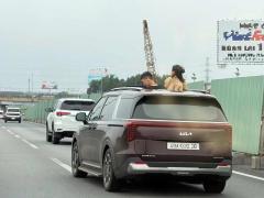 高速道路で子ども2人がサンルーフから身を乗り出す ベトナム人女性に590万VNDの罰金のイメージ画像