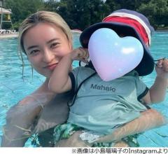 “金髪水着姿”小島瑠璃子「日々元気に過ごしています！」、今年2月に夫が急逝