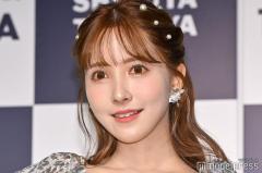 三上悠亜、ミニ丈トップスでほっそりウエストのぞく「スタイル抜群」「可愛すぎ」の声のイメージ画像