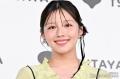 渡邉美穂、美脚全開の川遊びコーデ披..