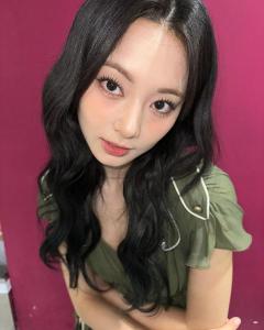TWICE・ツウィ、上目遣いの美し過ぎるアップ！覗き込むような仕草がたまらない