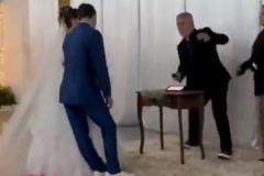 結婚式の最中、突然花婿が気を失い、後ろに倒れる【動画】のイメージ画像