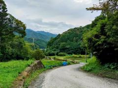 不入道滝前 田舎景色のイメージ画像