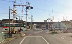 “シャコタン”の車が踏切内で立ち往生、JRは一時運転見合わせに 車の底部が踏切内中央部に引っかかったことが原因か