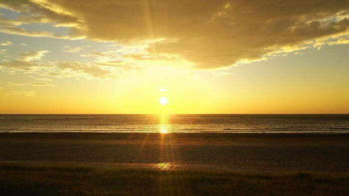 象潟海水浴場の夕日のイメージ画像