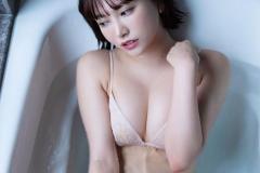 鈴木聖、むぎゅっと入浴ショット