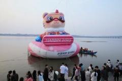 アジア冬季大会のマスコット「妮妮」、ハルビンの松花江の水面に登場―中国のイメージ画像