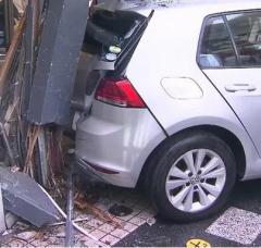 「吉野家」に車突っ込む…60代男性がアクセルとブレーキ踏み間違えか 店内に客いるもケガ人なし 東京・世田谷区のイメージ画像