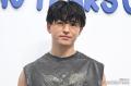 GENERATIONS佐野玲於「日本語喋れます」と笑い誘う 鍛え上げられた二の腕際立つ夏コーデ【GUESS JEANS】